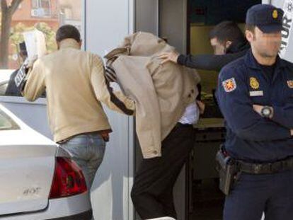 Uno de los detenidos, el 7 de mayo en Badalona.