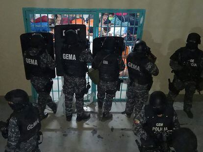 Handout photo released by Ecuador�s National Police of policemen taking part in an operation at the Guayas 1 prison in Guayaquil, Ecuador, on September 30, 2021. (Photo by - / Ecuador�s National Police / AFP) / RESTRICTED TO EDITORIAL USE-MANDATORY CREDIT - AFP PHOTO / ECUADOR�S NATIONAL POLICE - NO MAFRKETING - NO ADVERTISING CAMPAIGNS - DISTRIBUTED AS A SERVICE TO CLIENTS