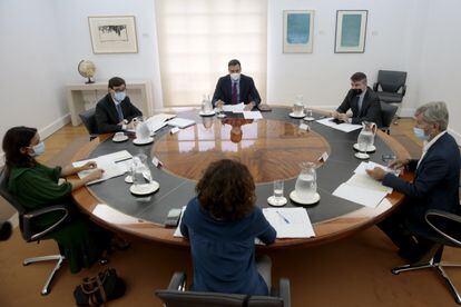 El presidente del Gobierno, Pedro Sánchez, preside la reunión del comité de seguimiento del coronavirus, al que asiste el ministro de Sanidad, Salvador Illa (a su derecha).