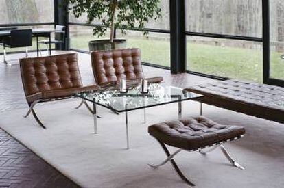 El mobiliario del salón es de Mies van der Rohe. Las sillas se las encargó directamente Johnson.