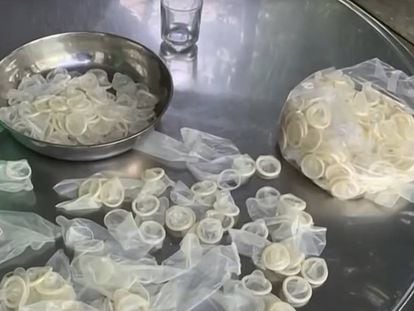 Preservativos incautados en una fábrica de la provincia de Binh Duong (Vietnam).