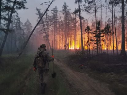 Un voluntario se dirige hacia un incendio en Yakutia, en el Ártico siberiano, el 17 de julio de 2021.