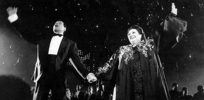 Montserrat Caballé y Freddie Mercury en 1988 interpretan 'Barcelona'.