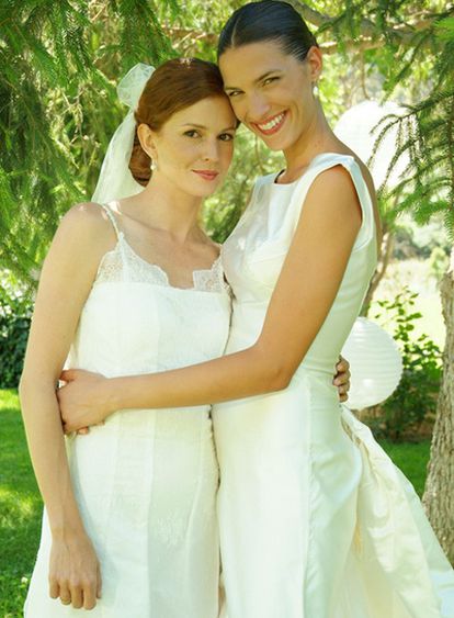 Pepa Miranda (Laura Sánchez) y Silvia Castro (Marian Aguilera) posan felices tras darse el sí quiero.