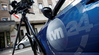 Un coche con el logo de TVN24, este viernes en Varsovia.