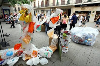 Recogida de firmas y cambio de bolsas de plástico por una de tela, en una campaña celebrada por una Cataluña libre de bolsas de plástico.