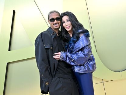 Cher y su novio, Alexander Edwards, en el photocall del Versace FW23 Show, el pasado 9 de marzo de 2022 en Hollywood, California.