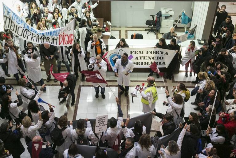 Protesta de facultativos en el edificio del Departamento de Salud de la Generalitat el año pasado.