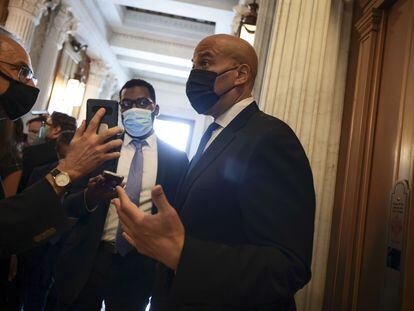 El senador demócrata Cory Booker habla con los periodistas en el Capitolio, Washington.