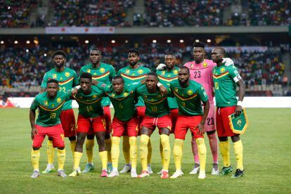 El equipo de Camerún posa antes de un partido.