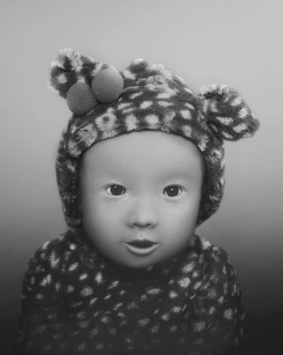 Affetto. Asada Research Group, Osaka Japón. Está modelado como un niño de entre uno y dos años para estudiar las primeras etapas del desarrollo social humano. Puede realizar expresiones faciales realistas para que las personas interactúen con él de forma natural.

