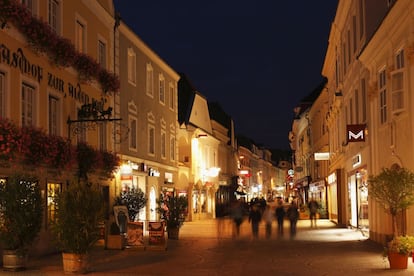 Con más de un milenio de historia a sus espaldas, la lista de atractivos de Krems es larga: el Danubio, la ciudad vieja, la puerta de Steiner, la columna mariana Dreifaltigkeit o la Universidad del Danubio. Aunque, para ser correctos, Krems en realidad son dos pueblos, Krems y Stein, ambos patrimonio mundial, dentro del valle de Wachau. Krems es también el lugar donde se encontró la estatuilla de Galgenberg, de unos 30.000 años, y más antigua que la famosa venus de Willendorf. Y para los amantes de los poemas épicos, Krems, como todo el Wachau, es uno de los escenarios donde tiene lugar las aventuras de Sigfrido en el cantar de los nibelungos. Muy cerca de Krems se encuentra el monasterio de Göttweig, que merece una visita propia.