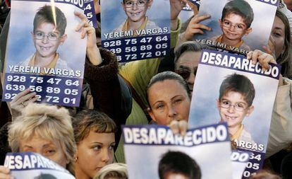 Miles de personas se congregan en Vecindario (Gran Canaria) para apoyar a la familia del niño desaparecido Yeremi Vargas.