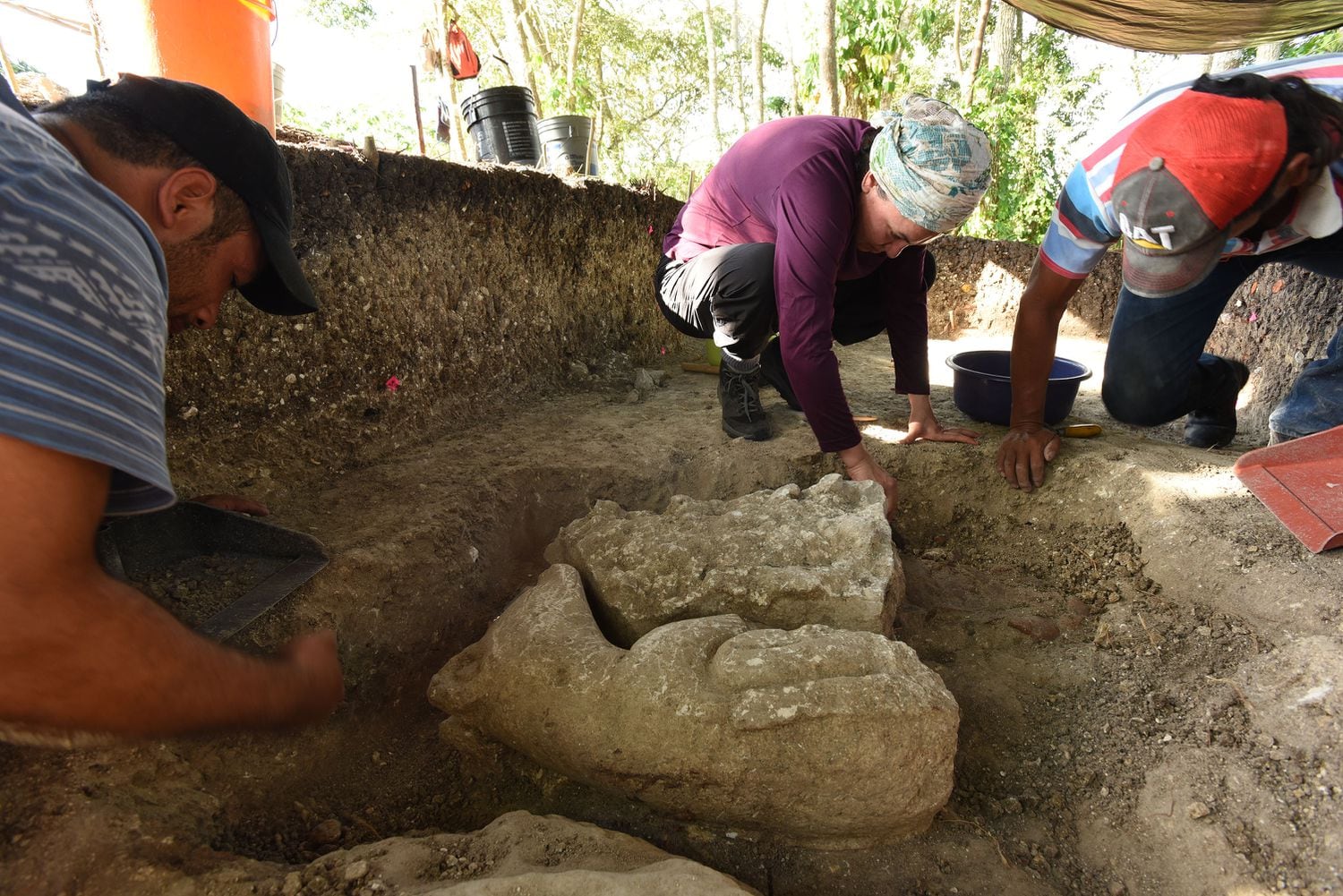 Verónica Vázquez sacando las esculturas mayas de la época Preclásica en la periferia de Aguada Fénix (México).