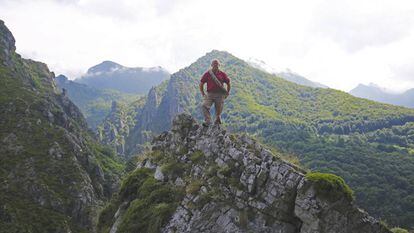 Julio Martínez Pérez, descendiente de El Cainejo, subido a unas rocas en la parte leonesa del Parque Nacional de Picos de Europa. En vídeo, reportaje sobre el centenario del parque.