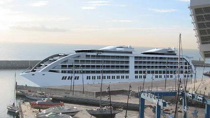 Imagen virtual del futuro barco hotel de lujo en el Port Fòrum de Sant Adrià.