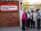 Varios mayores en la puerta de una residencia de la Comunidad de Madrid.