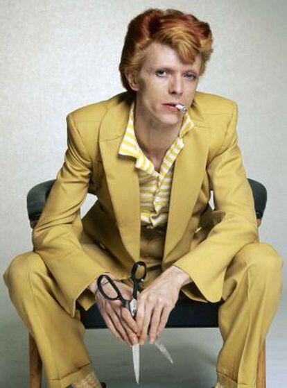 Excentricidad y David Bowie son todo uno. Aquí, con unas tijeras cuyo propósito quizá sea mejor no conocer