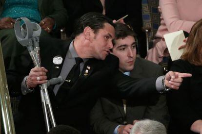 Carlos Arredondo y Jeff Bauman, que fue herido en el atentado de Boston, esperan que Obama de el discurso del estado de la Unión.