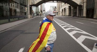 Un hombre con la bandera independentista tras una marcha en Bruselas en marzo pasado. 