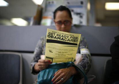 Una mujer estudia un panfleto sobre el seguro m&eacute;dico impulsado por Obama