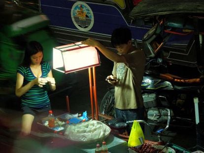 Un puesto callejero de balut en Manila.