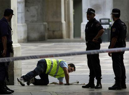 Agentes de policía revisan una alcantarilla durante la búsqueda de artefactos de ayer en Mallorca.