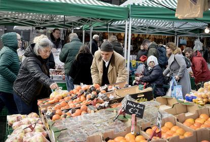 Vecinos de Venlo en el mercado de la ciudad, el 25 de noviembre. 