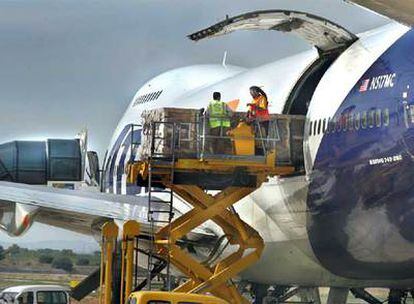 Los operarios descargaron ayer las cajas en Manises con las obras de Sorolla de la bodega de un Boeing 747 fletado por Bancaixa.