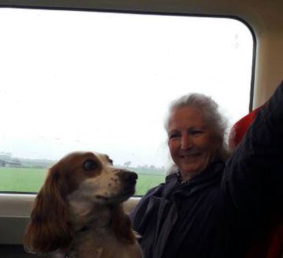 Momo, con su perro, a bordo del tren.