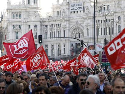 Manifestación de trabajadores en Madrid convocada por los sindicatos UGT y Comisiones Obreras.