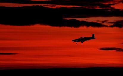 Un piloto de un avión PC-9/A se prepara para aterrizar en la Base Aérea en Perth (Australia).