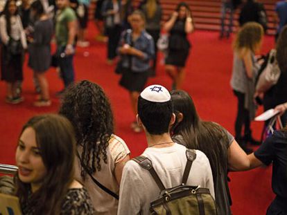 Jóvenes franceses asisten a un evento informativo, organizado por la Agencia Judía y por el Ministerio de Absorción de Inmigrantes, en el Teatro de Jerusalén.