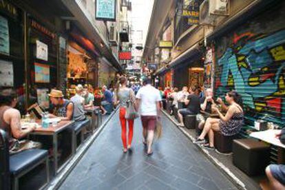 Uno de los animados callejones del centro urbano de Melbourne, Australia.