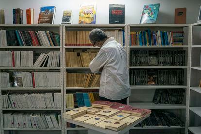 Un cliente echa un vistazo a los libros de literatura venezolana en la librería Alejandría en Caracas durante la liquidación de libros.