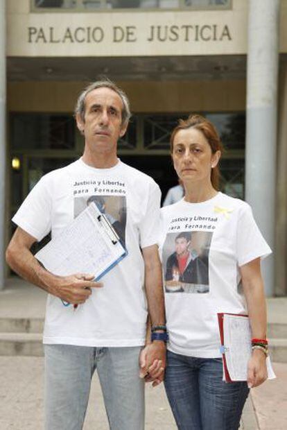 Fernando y Teresa, padres de Fernando, en los juzgados de Alicante.