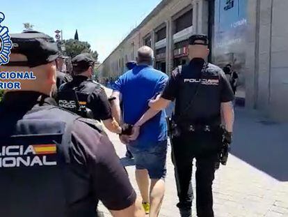 Varios agentes trasladan a Manuel Bellido tras ser detenido en Madrid.