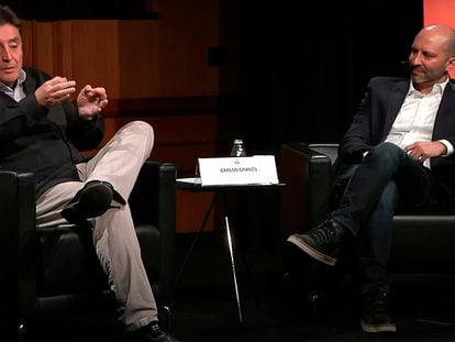 El director del Instituto Cervantes, Luis García Montero (izquierda), y el escritor Carlos Granés (derecha) en el ciclo 'Conversaciones de futuro: Pensar en español'.