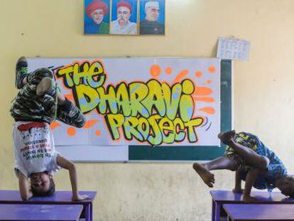 La escuela del barrio marginal de Dharavi enseña arte callejero a los niños como alternativa contra la pobreza. Bombay es el epicentro de los nuevos ritmos reivindicativos de India