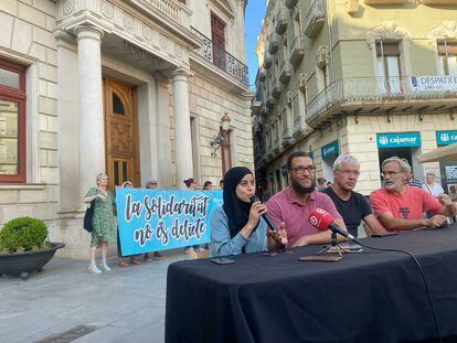 Concentración en Reus en apoyo a Mohamed Said Badaoui, en el centro, con barba, el 8 de agosto de 2022.