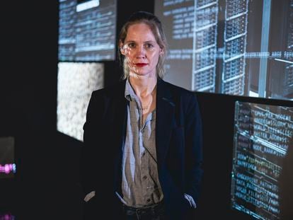Nanna Bonde Thylstrup, profesora de temas vinculados a la política y la ética de las sociedades digitales en la Universidad de Copenhague, en una imagen sacada dentro de la muestra "IA: Inteligencia Artificial" del CCCB (Barcelona).