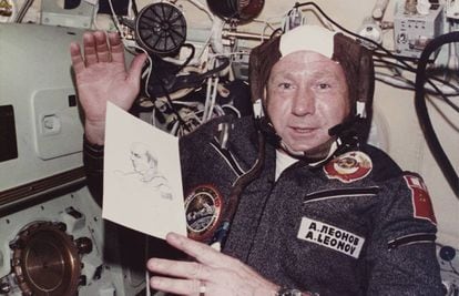 El cosmonauta ruso Alexei Leonov durante la misión Apolo-Soyuz de 1975, con el retrato que le hizo al comandante Thomas Stafford.