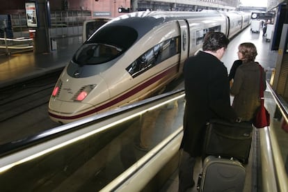 Usuarios del AVE entre Madrid y Barcelona