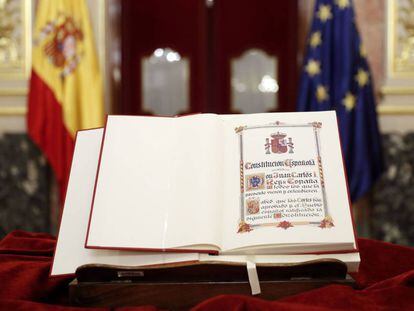 Detalle de un ejemplar de la Constituci&oacute;n expuesto durante el acto de constituci&oacute;n del Consejo Asesor para la conmemoraci&oacute;n del 40 Aniversario de la Constituci&oacute;n, en el Congreso. 