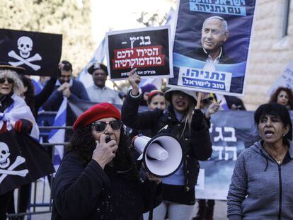 Simpatizantes de Netanyahu protestan este martes frente al Supremo.