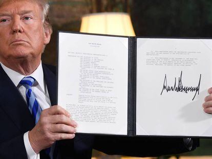 Trump enseña el documento que rompe el acuerdo nuclear con Irán.