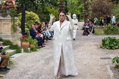 Rossy de Palma with a long white brocade coat by Juana Martín, at the opening of her haute couture show in Paris, on July 7, 2022.