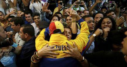 El l&iacute;der de la oposici&oacute;n venezolana, Henrique Capriles, celebra con sus seguidores la reelecci&oacute;n como gobernador del Estado de Miranda.