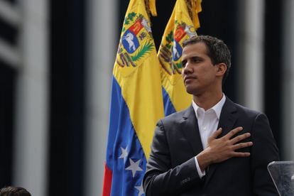 En su discurso, Juan Guaidó agregó: "¿Nos vamos a cansar? No señores, vamos a insistir hasta la democracia, hasta la libertad, hasta que a cada venezolano le llegue el pan a la mesa, hasta que regrese el agua, el gas a las casas de Venezuela, hasta que nuestros hijos regresen a nuestro territorio nacional, hasta que logremos en definitiva la prosperidad".