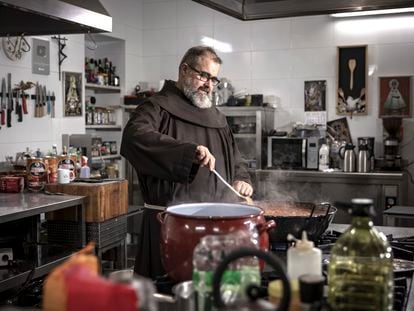 Fray Ángel Ramón, en la cocina de la hospedería de monasterio de Santo Espíritu de Gilet (Valencia), el pasado jueves.